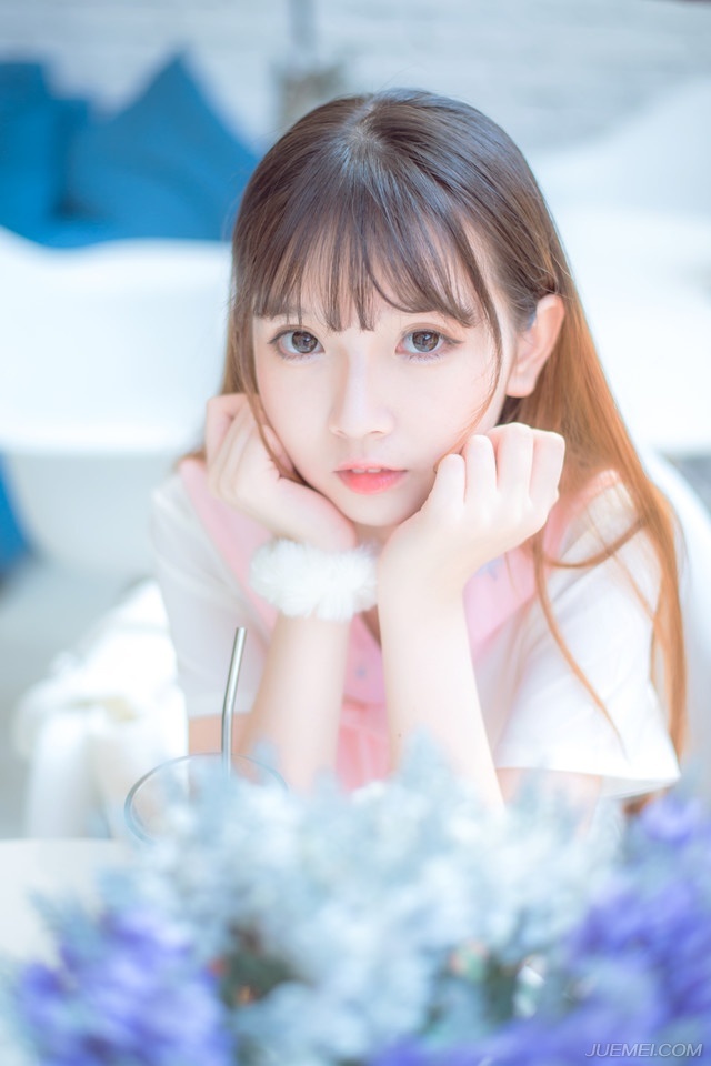 你若爱她，让你的爱像阳光一样包围她，并且给她自由。